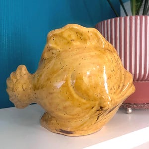 Maceta de cerámica vintage color amarillo dorado con forma de pez