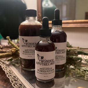 Sirop à base de plantes anisées et d'hysope, fabriqué artisanalement en petites quantités avec des plantes cultivées localement, saveur réglisse douce