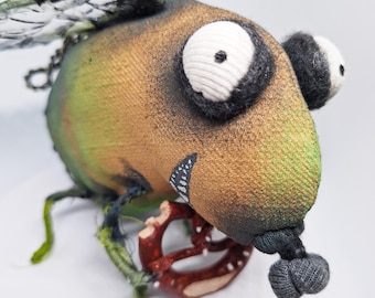 La Mosca Codiciosa – Muñeca de tela hecha a mano, criatura insectoide y caprichosa