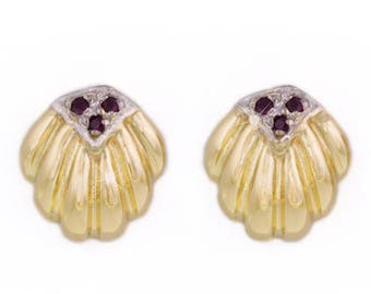 Strahlende OHRSTECKER mit RUBIN in Muschelform, 14KT Gold, Shell Stud Earrings