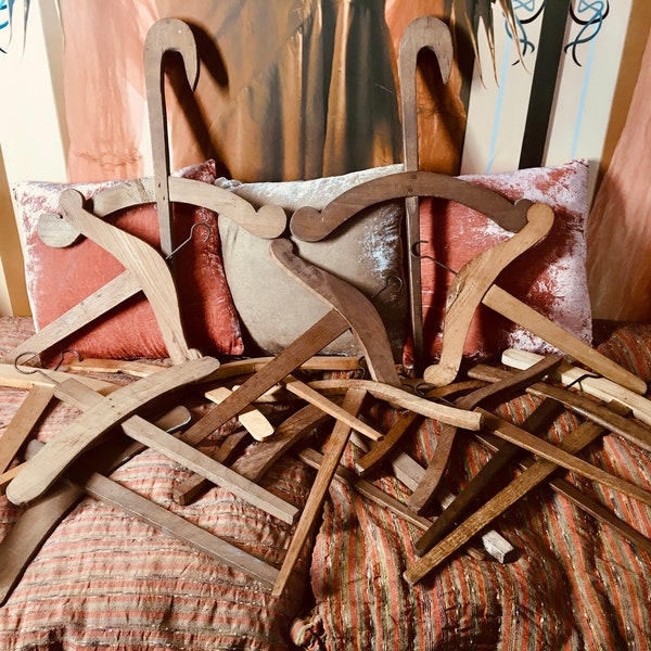 Bundel van 18 antieke houten kleerhangers uit Frankrijk en België
