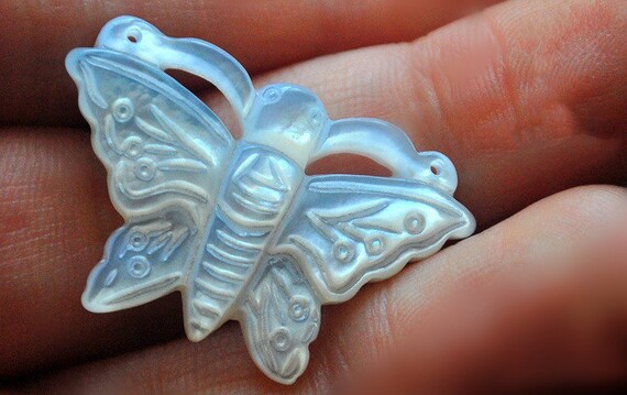 20pcs 12x10mm Natural MOP Butterfly Charm Pendants White Mother of Pearl Carved Butterfly Charm Pendants XYE05
