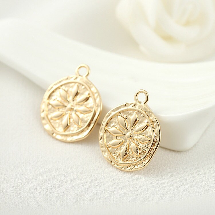 ポメ様14kgf✧ 10pcs 14k Gold Brass Queen Coin Charm Pendants ZX4756 - Etsy