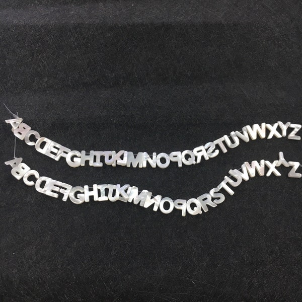 10mm Natural White MOP A-Z 26 Capitals Letters Perlmutt 26 Capital Letters Beads Charm Anhänger LF7536