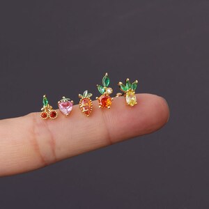 2 pz/4 pz/10 pz In Acciaio Inox Piccoli Orecchini A Vite Zircone Ciliegia Ananas Fragola Carota Trago Cartilagine Ear Stud HS647