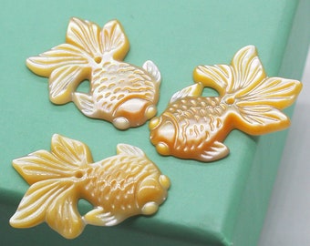10pcs Natural MOP Fish Charm Pendants Mother of Pearl Carved Animail Charm Pendants B080307