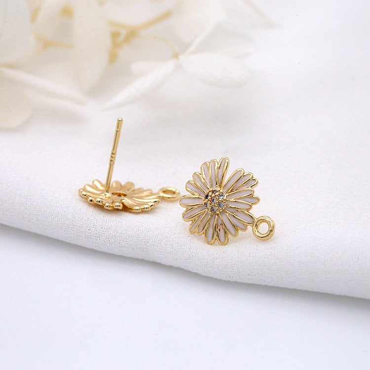 14K Gold Cubic Zirconia Daisy Pendant Necklace