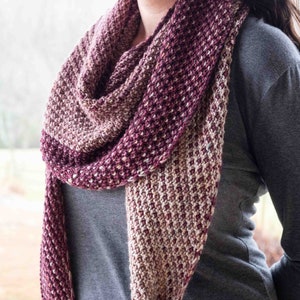 Può includere: Sciarpa lavorata a mano a maglia nei toni del bordeaux, beige e crema. La sciarpa presenta un motivo a rombi strutturato ed è drappeggiata attorno al collo e alle spalle. Un accessorio accogliente in filato morbido.