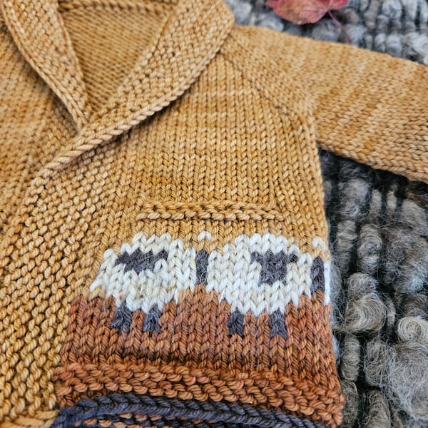 Wzór na sweterek Sheepish Little Cardigan dla niemowląt, dzieci i młodzieży; owce, Fair Isle, robótki kolorowe, włóczka o grubości DK, bezszwowe, kieszenie