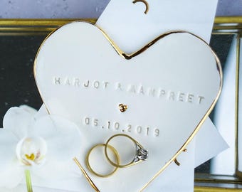 結婚指輪皿、名前と日付が入ったパーソナライズされた指輪皿、手作りの陶器製指輪皿