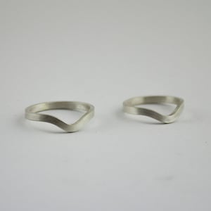 Wavy wedding rings, fine wedding rings with curve, Silver wedding rings, White gold rings, Weddings.