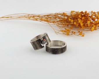 Silver wedding rings with rough diamond, silver wedding rings with texture, original and different wedding rings in silver and diamond.