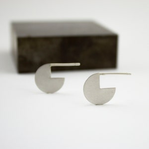 Small round geometric silver earrings, small circle silver earrings, light and geometric earrings.