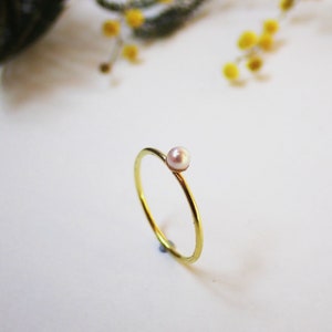 Delicate 18k gold ring with beautiful pearl, elegant minimalist pearl ring for women, gold and pearl stackable ring, white pearl ring.