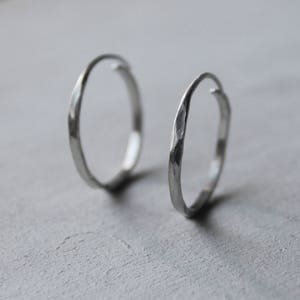Orecchini a cerchio in argento sterling testurizzato: cerchio sottile boho