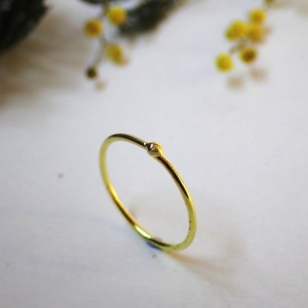 Anillo de oro sólido, anillo fino con bolita, anillo apilable de oro de 18 kt, anillo de oro minimalista, anillo delicado, joyería minimal.