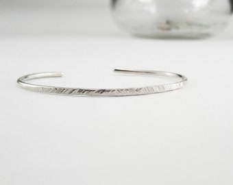 Fine rigid silver bracelet worked with striped texture, Unisex silver bracelet worked with striped detail, Minimalist silver bracelet