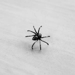 Pin de araña de plata oxidada, broche de plata gótico, Joyería de Halloween Creepy Crawly, alfiler de araña plateado, broche oxidado