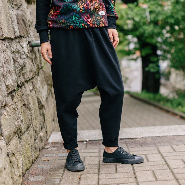 Schwarze Haremshose mit Blumenmustertasche, Baggy Pants Damen etno, Jogginghose mit tiefem Schritt, dehnbare Yogahose, Galligaskins