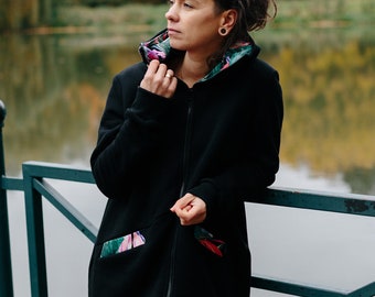 Le sweat-shirt long Fleurs tropicales a été créé pour une femme qui aime le confort et un look original. Sweat chaud en coton polonais