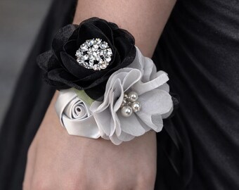 Corsage da polso con triplo fiore grigio argento nero con strass - Corsage in chiffon e raso - Boutonniere per balli di fine anno, matrimoni, ricevimenti