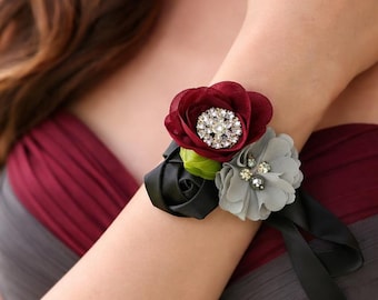 Ramillete de muñeca y boutonniere de tres flores en color burdeos, negro y gris con diamantes de imitación - Satén de gasa - Recuerdo para bailes de graduación, bodas y fiestas de bienvenida