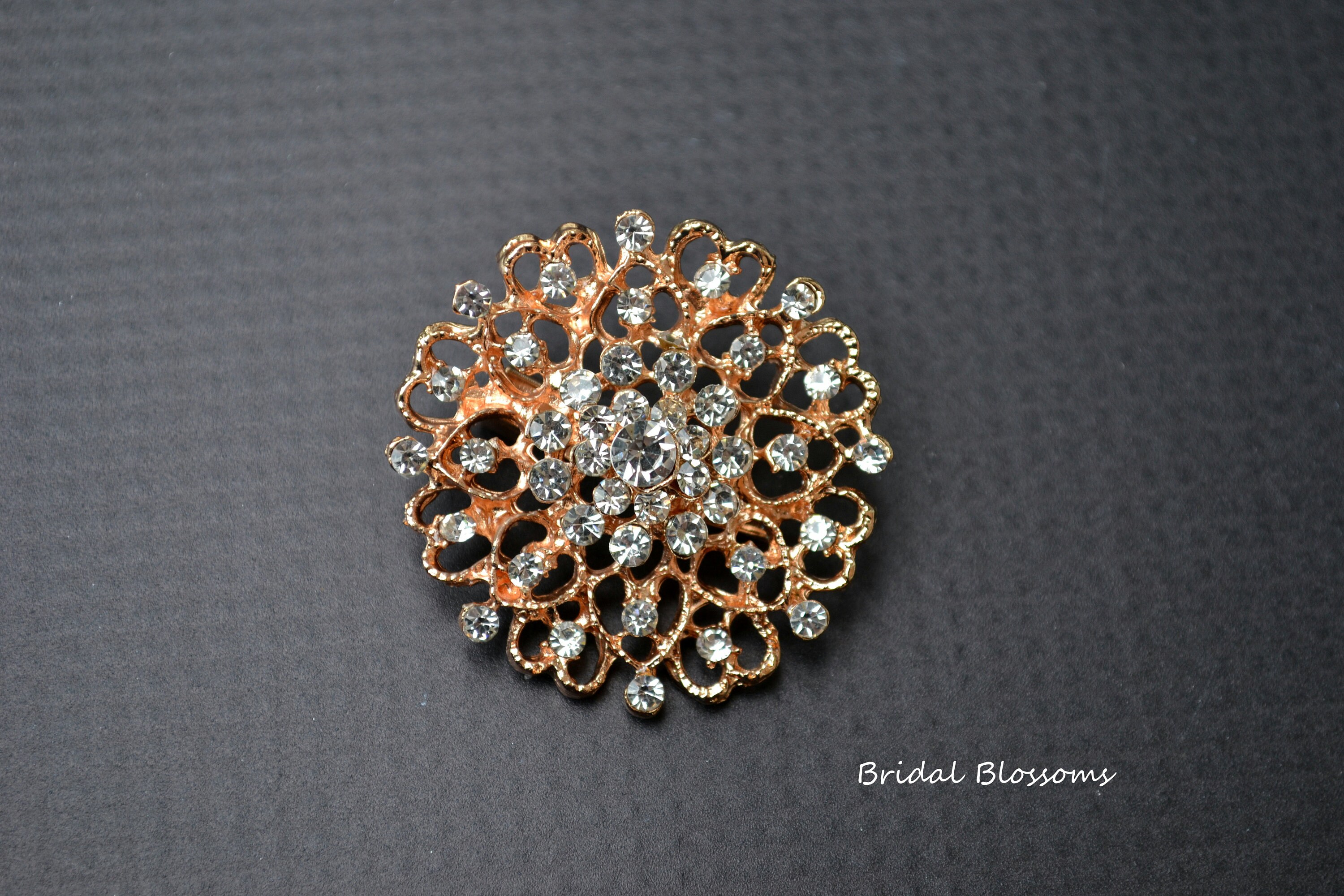 Gold brooch tanishq deals
