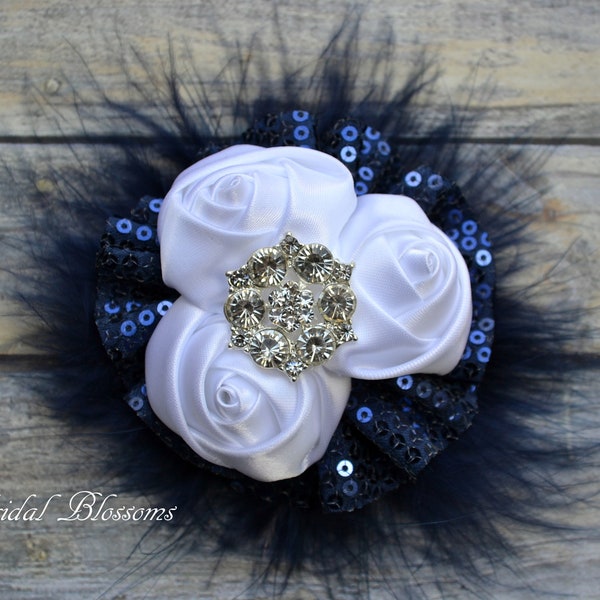 Corsage de poignet fleur en satin blanc marine | Bracelet élastique en plumes à sequins | Mère de la mariée | Prom Homecoming Gatsby Inspiré | Bleu foncé