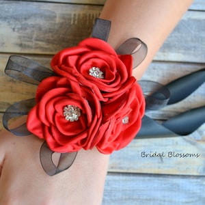Rot Schwarz Blumen Handgelenk Corsage & Boutonniere | Vintage inspirierte Hochzeit | Satin Rosenblüten | Mutter der Braut Braut Baby Shower Prom