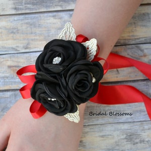 Klassische Schwarz Rote Blumen Handgelenk Corsage & Boutonniere | Hochzeitsblumen | Satin Singed Roses Mutter der Braut Baby Shower Prom Heimkehr