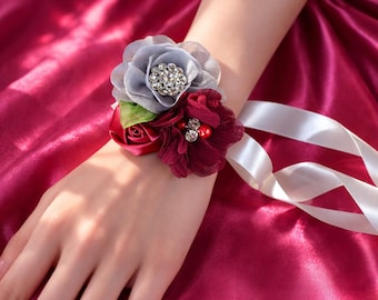 Corsage da polso con triplo fiore grigio bordeaux e boutonniere con strass - Corsage in raso di chiffon - Ricordo per balli di fine anno, matrimoni, feste di fine anno