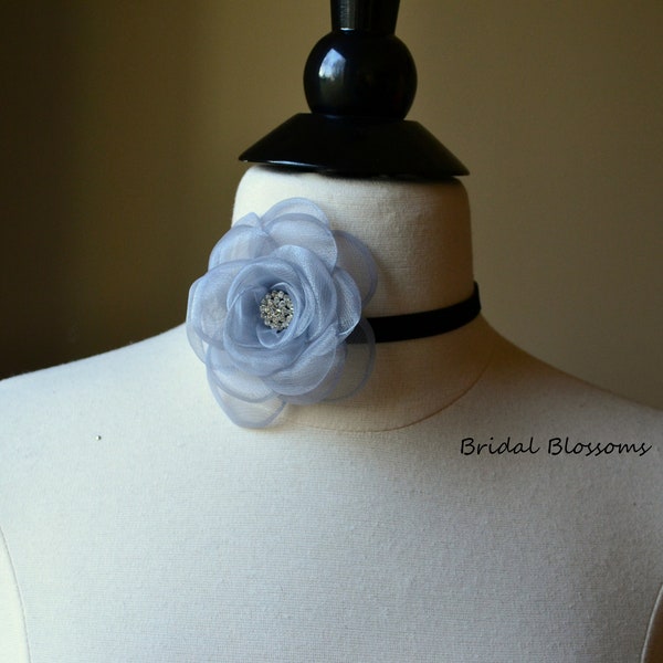 Tour de cou fleur inspiré vintage en organza gris | Sautoirs de fête de mariage de fleurs | Ruban de velours | Demoiselles d'honneur | Collier Renaissance Victorienne