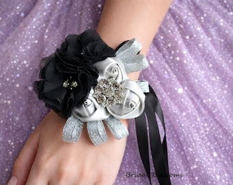 Set di fiori da polso e boutonniere in argento e nero / Fiori in chiffon satinato / Ballo di fine anno, matrimonio, ritorno a casa / Ricordo con strass