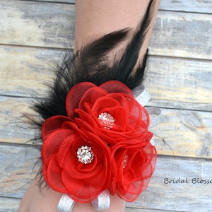 Versandfertig | Rot Schwarz Silber Feder Blume Handgelenk Corsage & Boutonniere | Hochzeit Rosen Blatt | Mutter der Braut Braut Baby Shower Prom