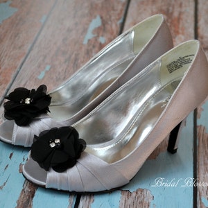 à pinces à chaussures noires duveteuses en mousseline de soie Perle strass Mariage Nuptiale Fleurs chaussures Cadeau de mariée demoiselle d'honneur Fleurs en tissu image 3