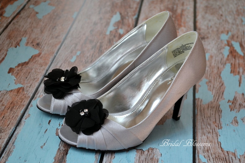à pinces à chaussures noires duveteuses en mousseline de soie Perle strass Mariage Nuptiale Fleurs chaussures Cadeau de mariée demoiselle d'honneur Fleurs en tissu image 3