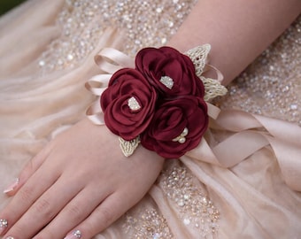 Corsage da polso e boutonniere con fiori color champagne bordeaux / Rose in raso bruciacchiate per matrimonio, fiori per la mamma della sposa, baby shower, ballo di fine anno, rosso scuro