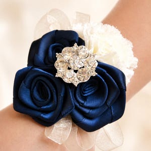 Navy Ivory Chiffonband Blumen Handgelenk Corsage Boutonniere | Vintage inspirierte Hochzeit | Brautmutter | Braut Baby Shower Abschlussball Heimkehr