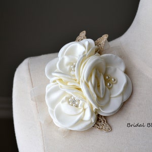 Elfenbein Blumen Brosche Anstecknadel | Hochzeitsblumen | Satin Rosenblüten | Braut Baby Dusche Abschlussball Handgelenk oder Pin auf Creme Rose | Abschlussball Blumen