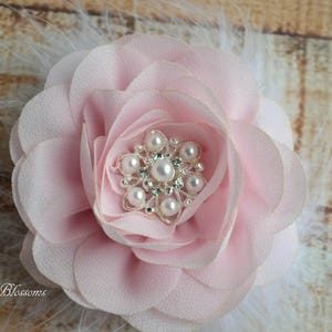 Pince à cheveux fleur en mousseline de soie rose clair pièce de cheveux de mariée d'inspiration vintage Fascinateur de mariage Fille de Fleur Plumes Perle Strass Blanc image 1