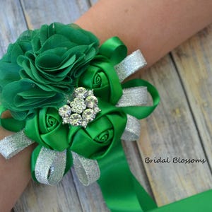 Smaragd Grün Silber Blumen Armband Wrist Corsage & Boutonniere Set | Hochzeit Chiffon Satin Rosen Braut Brautdusche Abschlussball