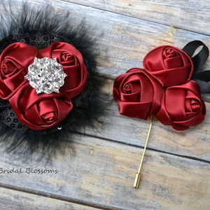 Dunkelrot Schwarz Satin Blume Handgelenk Corsage & Boutonniere Set | Pailletten-Feder-elastisches Armband | Abschlussball Heimkehr Gatsby Strass Armband