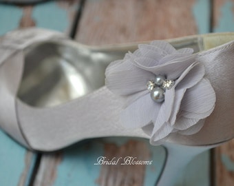 Fermagli per scarpe con fiori in chiffon grigio / Strass di perle / Sposa da sposa / Fiori per scarpe / Regali da damigella d'onore nuziale / Abbellimenti per scarpe