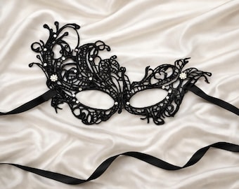 Påfågelmask i svart spets med strass: Halloweenbal Mardi Gras A3