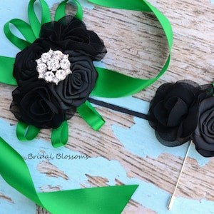 Schwarz Chiffon Smaragd Grün Satin Blume Handgelenk Corsage & Boutonniere Set | Hochzeit | Mutter der Braut Strass Rose Abschlussball Heimkehr