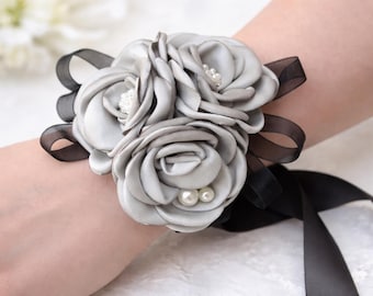 Corsage da polso con fiori grigio argento e nero e boutonniere / Rose in raso bruciacchiate per matrimonio, sposa, baby shower, ballo di fine anno, fiori di perle