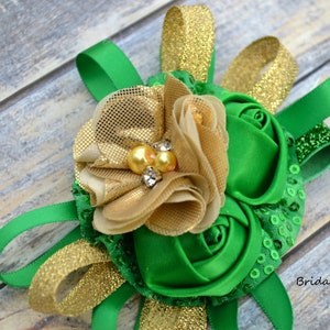 Smaragd Grün Gold Satin Blume Handgelenk Corsage Boutonniere | Elastische Armband | Abschlussball Gatsby inspiriert | Hochzeit Braut Mutter Heimkehr