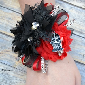 Star Wars Darth Vader Soft Schwarz Rot Blume Handgelenk Corsage Boutonniere Set | Heimkehr Abschlussball Tanz | Strass Schmuck für den 4. Mai