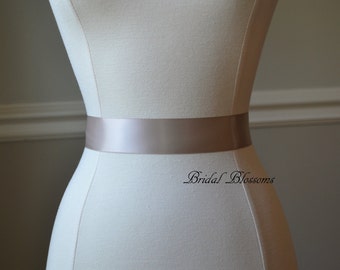 Fajín nupcial de satén de doble cara color topo de lujo - Cinturón de cinta gruesa de primera calidad para vestido de novia, damas de honor o niña de las flores - Marrón claro