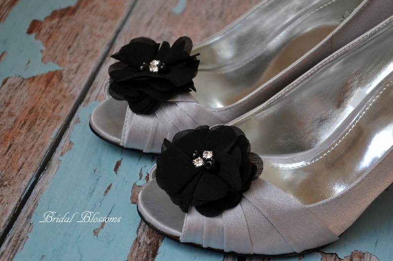 à pinces à chaussures noires duveteuses en mousseline de soie Perle strass Mariage Nuptiale Fleurs chaussures Cadeau de mariée demoiselle d'honneur Fleurs en tissu image 1